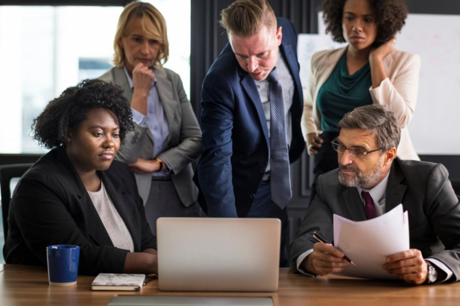 Finanzanalyst bei der Arbeit mit Datenmodellen